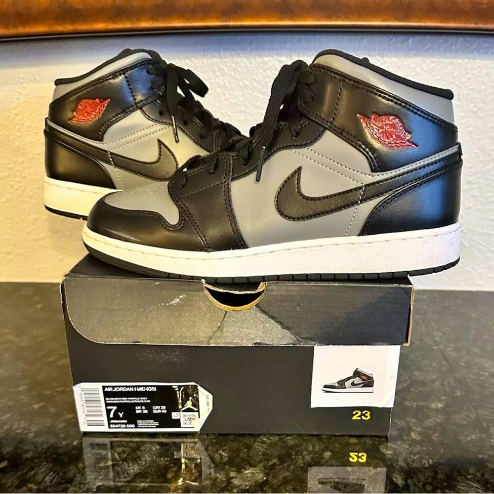 Air Jordan Mid’s Women’s Size 8